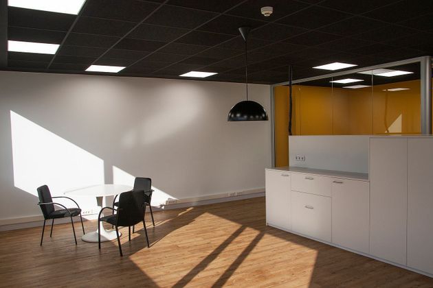 Foto 1 de Alquiler de oficina en calle Pillotegi Bidea de 77 m²