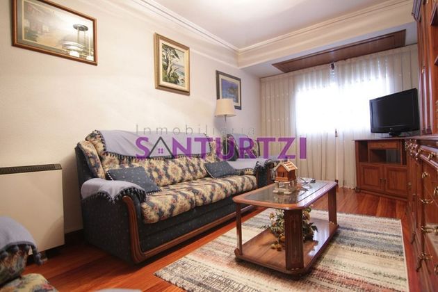 Foto 2 de Piso en venta en Santurtzi de 2 habitaciones con balcón y calefacción