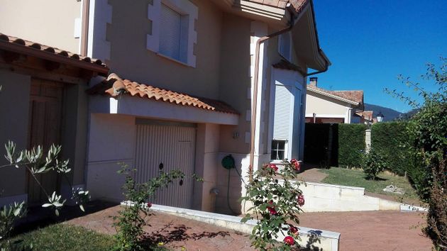 Foto 1 de Venta de casa en Villarcayo de Merindad de Castilla la Vieja de 4 habitaciones con piscina y garaje