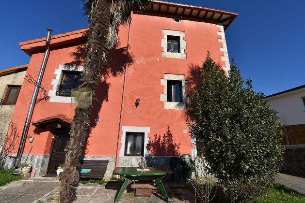 Foto 1 de Casa adossada en venda a Solórzano de 5 habitacions amb piscina i jardí