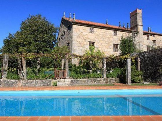 Foto 1 de Xalet en venda a Moraña de 13 habitacions amb piscina i jardí