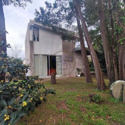 Foto 1 de Casa en venta en Coruxo - Oia - Saiáns de 4 habitaciones con terraza y jardín