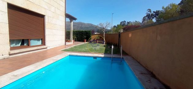 Foto 2 de Chalet en venta en Redondela de 4 habitaciones con terraza y piscina