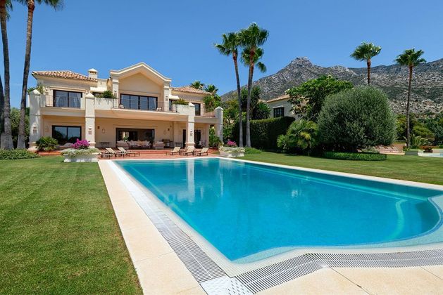 Foto 1 de Chalet en venta en urbanización Marbella Hill Club de 5 habitaciones con terraza y piscina
