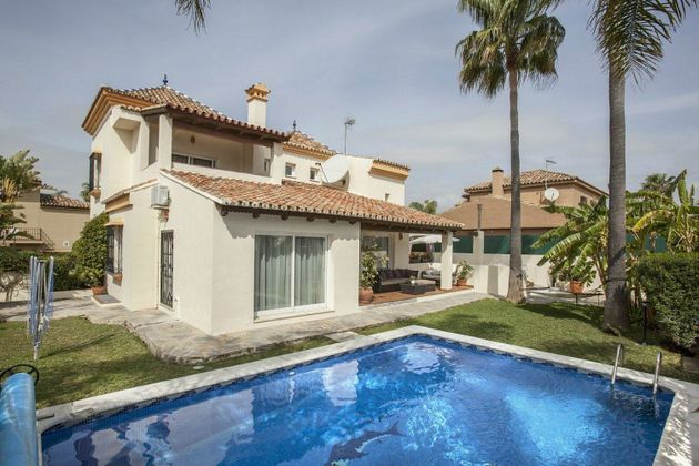 Foto 1 de Chalet en alquiler en Nueva Andalucía centro de 5 habitaciones con terraza y piscina