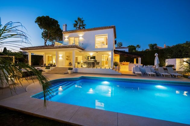 Foto 1 de Chalet en venta en Nueva Andalucía centro de 4 habitaciones con terraza y piscina