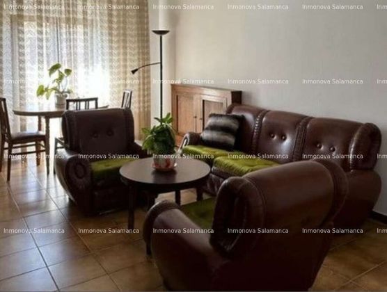 Foto 2 de Alquiler de piso en Canalejas - Gran Vía de 4 habitaciones con muebles y balcón