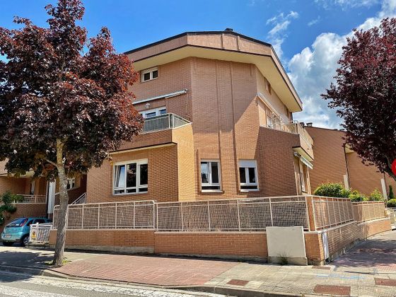 Foto 1 de Casa adossada en venda a Zizur Mayor/Zizur Nagusia de 4 habitacions amb terrassa i piscina