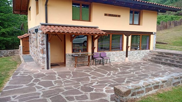 Foto 2 de Casa en venda a calle Ituren de 3 habitacions amb terrassa i jardí