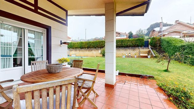 Foto 2 de Venta de casa en Muskiz de 5 habitaciones con terraza y piscina