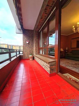 Foto 2 de Piso en venta en Sarrikobaso de 3 habitaciones con terraza y garaje