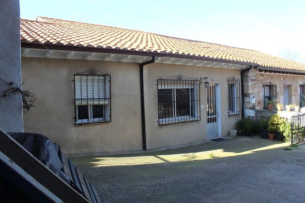 Foto 2 de Xalet en venda a calle Rucabao de 3 habitacions amb terrassa i jardí