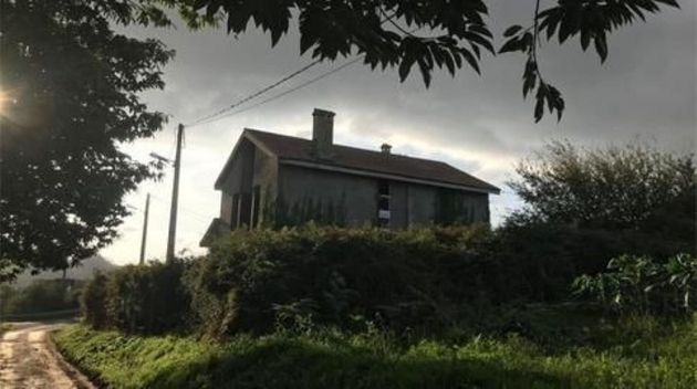 Foto 1 de Casa en venda a Castiñeiriño - Cruceiro de Sar de 5 habitacions amb terrassa i garatge
