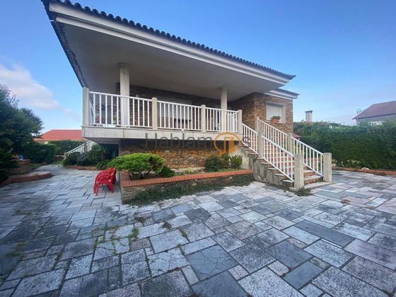 Foto 1 de Xalet en venda a Vilanova de Arousa de 4 habitacions amb terrassa i piscina