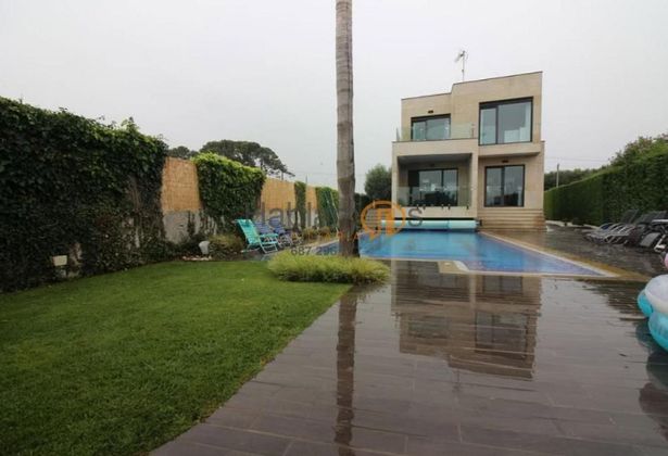 Foto 1 de Venta de chalet en Noalla de 4 habitaciones con terraza y piscina