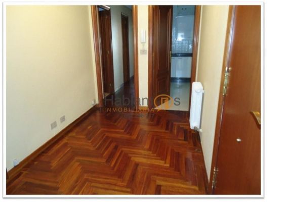 Foto 1 de Pis en venda a Praza Independencia de 3 habitacions amb garatge i calefacció