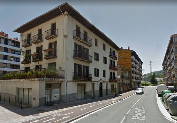 Foto 2 de Pis en venda a calle Artzubia Hiribidea de 3 habitacions amb balcó