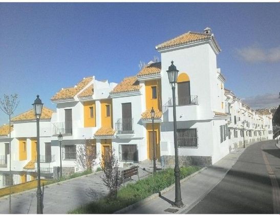 Foto 1 de Casa adossada en venda a calle Jose Saramago de 3 habitacions amb garatge i calefacció