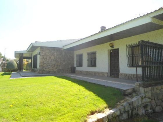 Foto 2 de Xalet en venda a Estación-Manantiales de 4 habitacions amb piscina i jardí