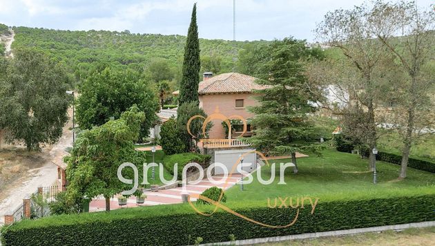 Foto 2 de Casa adossada en venda a plaza Mayor de 5 habitacions amb terrassa i garatge