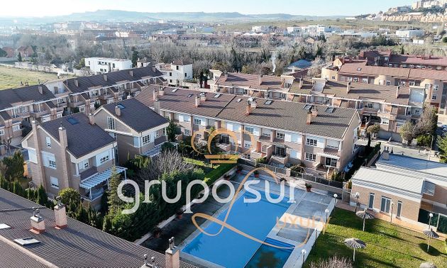 Foto 2 de Casa adossada en venda a calle Lagar de Cano de 4 habitacions amb terrassa i piscina