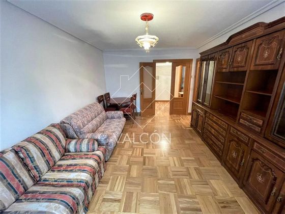 Foto 2 de Piso en alquiler en Centro - Burgos de 2 habitaciones con garaje y muebles