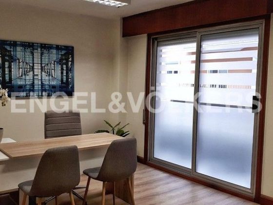 Foto 1 de Alquiler de oficina en Praza España - Casablanca con terraza y calefacción
