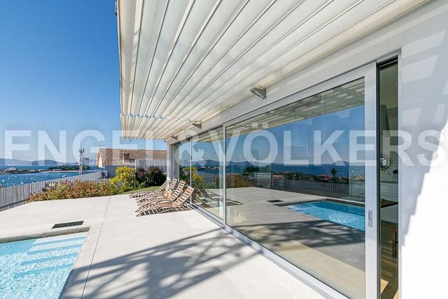 Foto 1 de Chalet en venta en Coruxo - Oia - Saiáns de 4 habitaciones con terraza y piscina