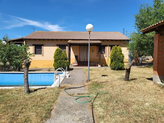 Foto 1 de Xalet en venda a Torrecaballeros de 3 habitacions amb terrassa i piscina