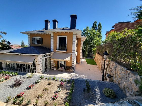 Foto 1 de Chalet en venta en El Espinar pueblo de 5 habitaciones con terraza y piscina