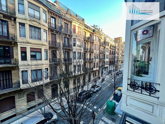 Foto 2 de Piso en venta en Centro - San Sebastián-Donostia de 3 habitaciones con balcón y calefacción