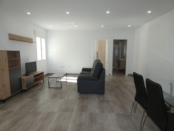 Foto 1 de Alquiler de piso en Almagro de 1 habitación con terraza y muebles