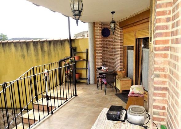 Foto 2 de Casa adossada en venda a Villalaco de 5 habitacions amb terrassa i jardí