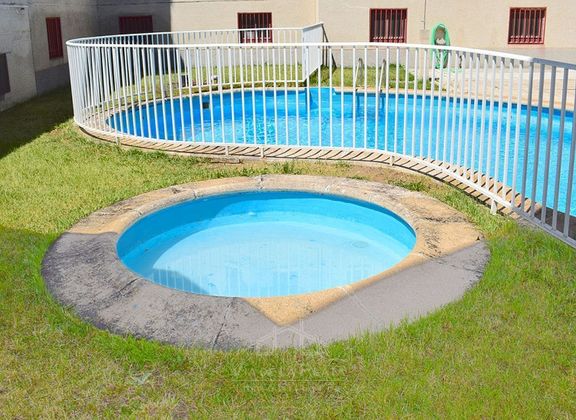 Foto 2 de Venta de casa en Villares de la Reina de 4 habitaciones con terraza y piscina