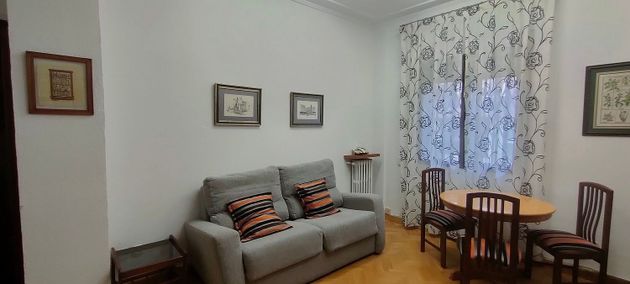 Foto 2 de Pis en lloguer a Niño Jesús de 3 habitacions amb mobles i calefacció
