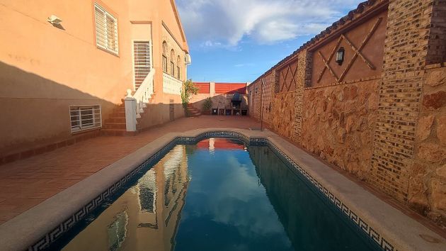 Foto 1 de Chalet en venta en Valdepeñas de 3 habitaciones con terraza y piscina