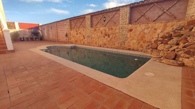 Foto 2 de Xalet en venda a Valdepeñas de 3 habitacions amb terrassa i piscina