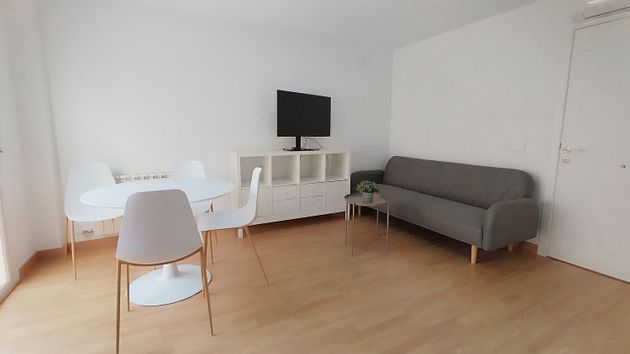 Foto 2 de Alquiler de piso en calle Buensuceso de 1 habitación con muebles y aire acondicionado