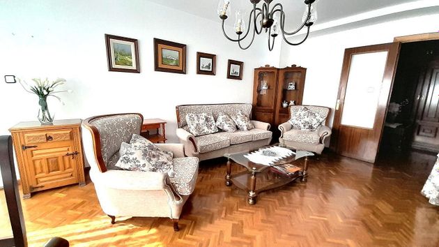 Foto 2 de Piso en alquiler en Arturo Eyres - La Rubia de 3 habitaciones con muebles y balcón