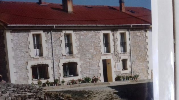 Foto 1 de Chalet en venta en Valle de Valdebezana de 4 habitaciones con jardín y balcón
