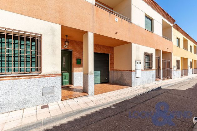 Foto 1 de Casa adossada en venda a Pueblanueva (La) de 4 habitacions amb terrassa i garatge