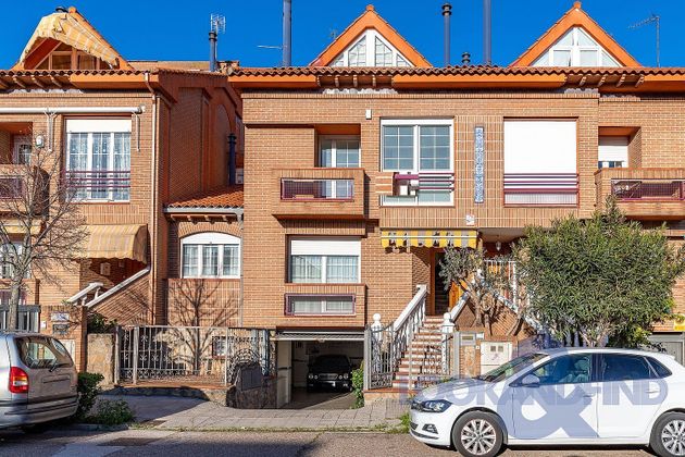 Foto 2 de Casa adossada en venda a calle Justiniano López Brea de 6 habitacions amb terrassa i garatge