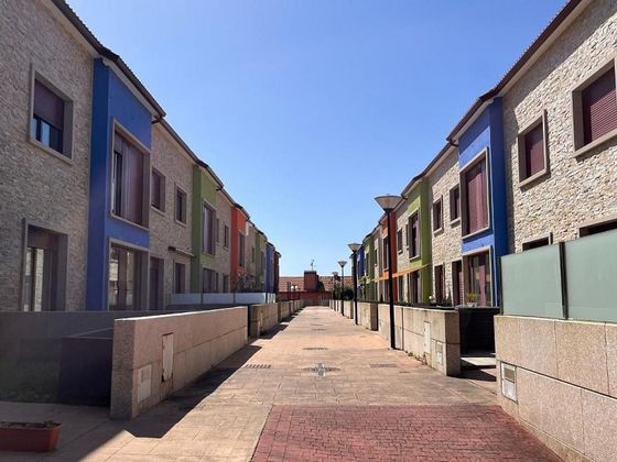Foto 2 de Casa adossada en venda a Porto do Son de 3 habitacions amb terrassa i garatge