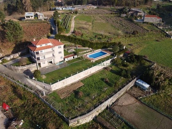 Foto 2 de Chalet en venta en Vilaboa de 5 habitaciones con terraza y piscina