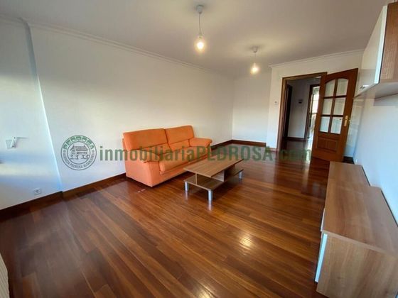Foto 1 de Alquiler de piso en Zona de Plaza de Barcelos de 3 habitaciones con muebles y calefacción