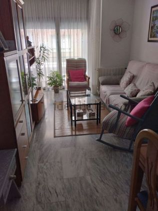 Foto 2 de Dúplex en venda a calle Lirio de 3 habitacions amb terrassa i garatge