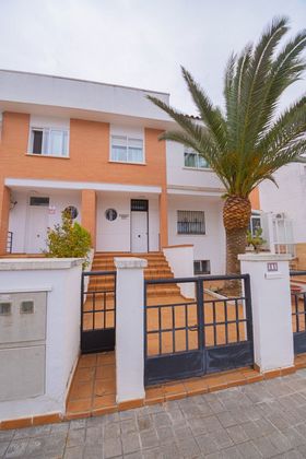 Foto 2 de Casa en venda a calle Adelfa de 5 habitacions amb terrassa i piscina