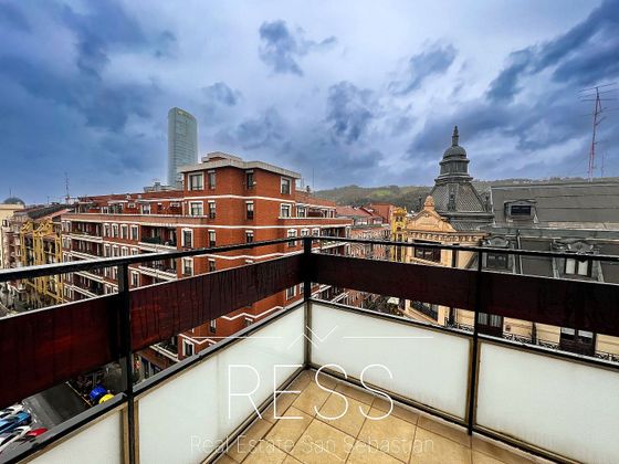 Foto 2 de Pis en venda a calle Iparraguirre de 3 habitacions amb terrassa i balcó