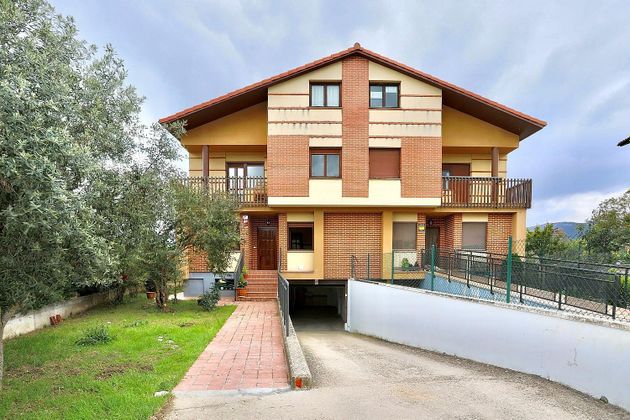 Foto 1 de Casa en venda a calle De la Amistad Ibilbidea de 5 habitacions amb terrassa i piscina