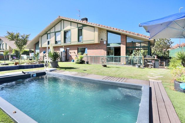 Foto 1 de Casa en venda a calle Rubina de 3 habitacions amb terrassa i piscina